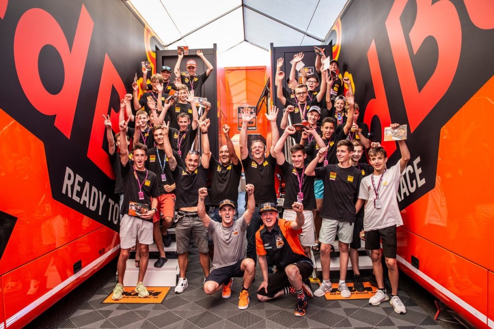 Шаг в MotoGP: накануне гонки пилоты ADAC Junior Cup побывали за кулисами заводской команды MotoGP KTM Factory Racing Шаг в MotoGP: накануне гонки пилоты ADAC Junior Cup побывали за кулисами заводской команды MotoGP KTM Factory Racing