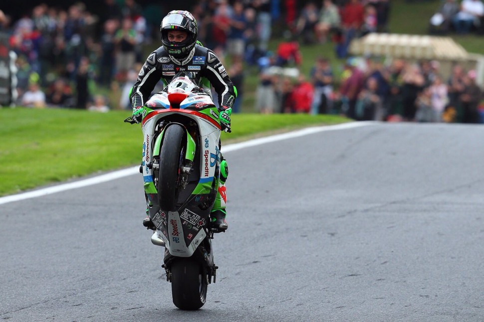 Хезлам делает дубль в Cadwell Park Хезлам делает дубль в Cadwell Park