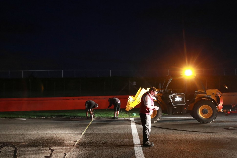 Экстренные работы на Silverstone Circuit Экстренные работы на Silverstone Circuit