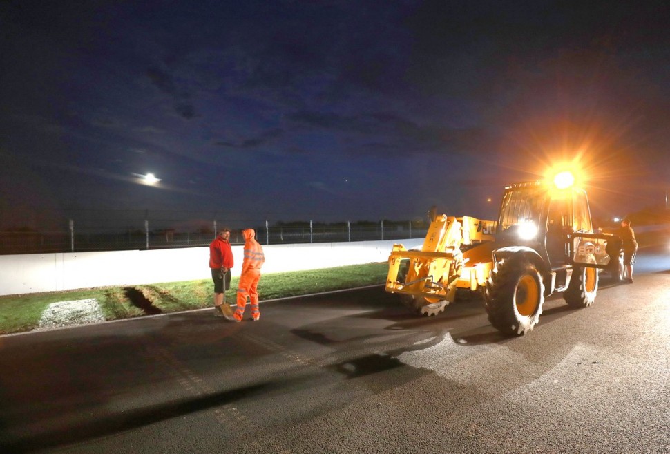 Поздним вечером субботы в Brooklands и Stowe кипела работа Поздним вечером субботы в Brooklands и Stowe кипела работа