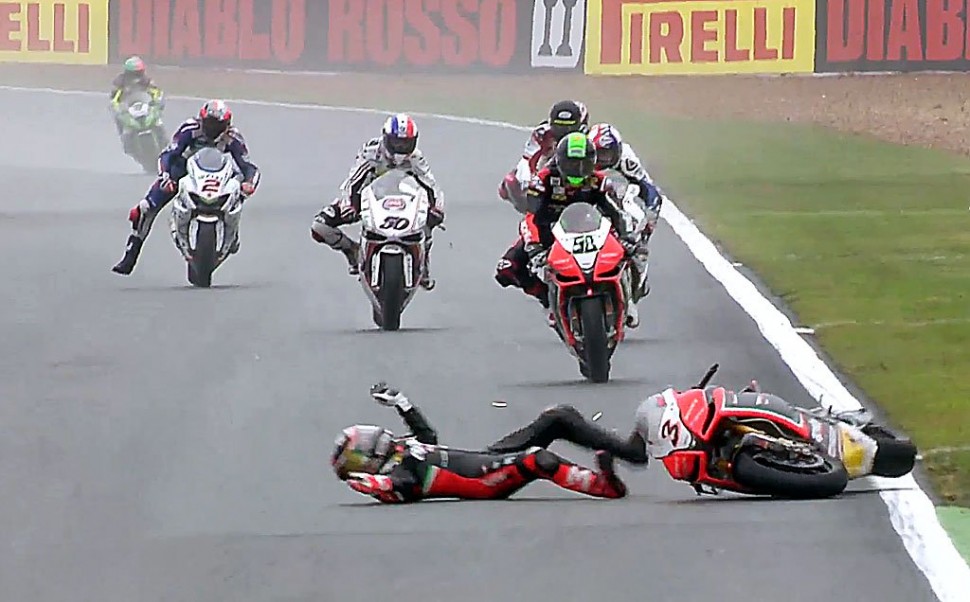 Внезапный вылет в Magny-Cours с лидирующей позиции - что-то вышло из-под контроля! Внезапный вылет в Magny-Cours с лидирующей позиции - что-то вышло из-под контроля!