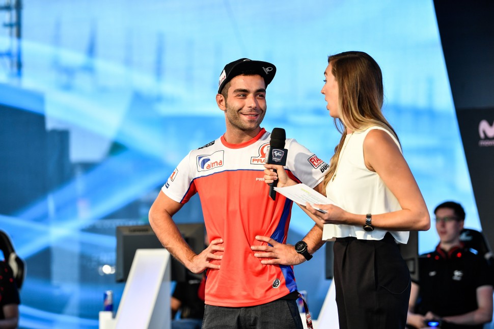 Данило Петруччи наставлял виртуальных гонщиков перед полуфиналом eSports в Мизано Данило Петруччи наставлял виртуальных гонщиков перед полуфиналом eSports в Мизано