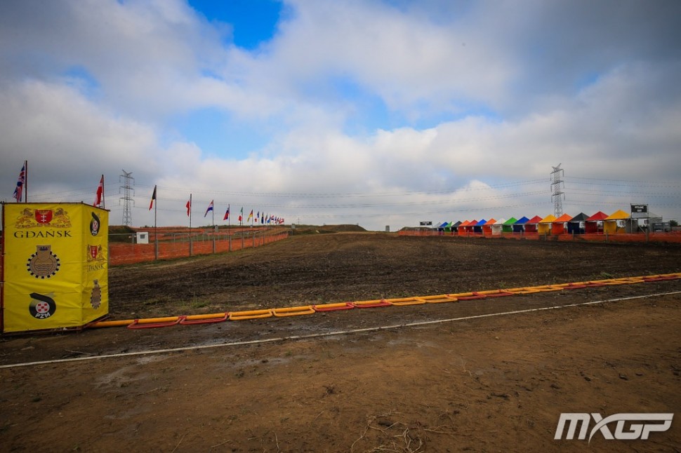 Назад в прошлое - несколько сиротливо смотрится питлейн времен MX1 Назад в прошлое - несколько сиротливо смотрится питлейн времен MX1