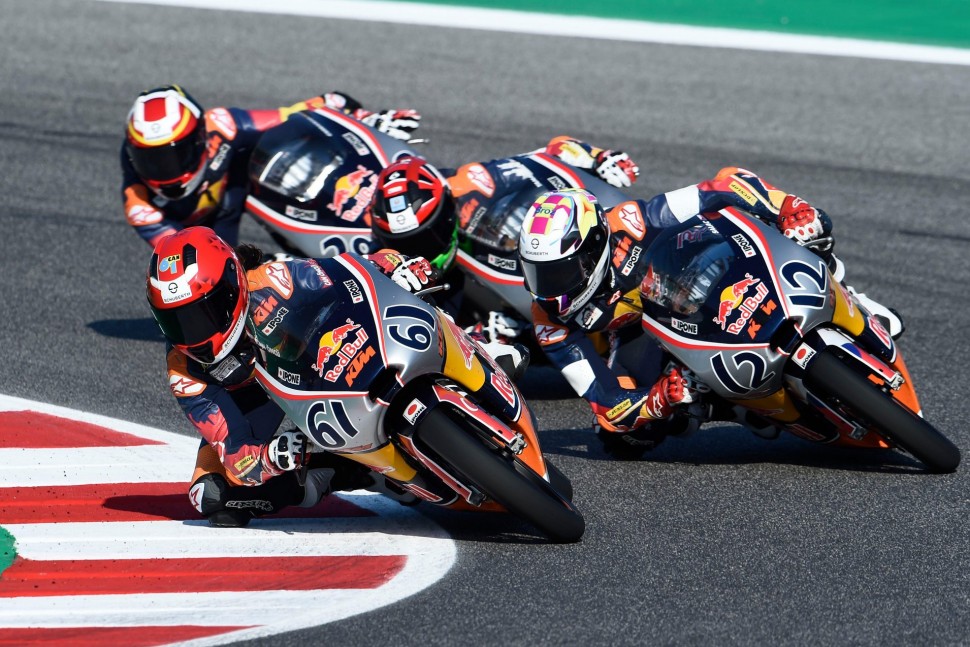 Схватка за победу в Red Bull MotoGP Rookies Cup в Мизано Схватка за победу в Red Bull MotoGP Rookies Cup в Мизано