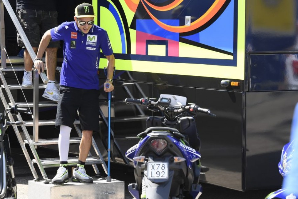 Валентино Росси вернулся в седло прототипа MotoGP через 21 день после перелома лодыжки в 2017 году Валентино Росси вернулся в седло прототипа MotoGP через 21 день после перелома лодыжки в 2017 году