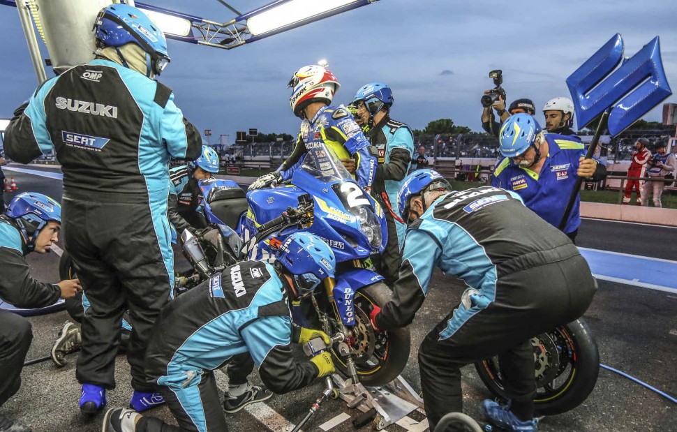 Suzuki Endurance Racing Team на утреннем пит-стопе Suzuki Endurance Racing Team на утреннем пит-стопе