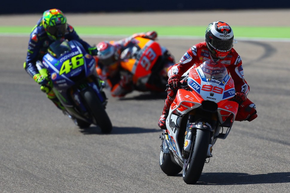 MotoGP, Гран-При Арагона, 2017: Una Grande Battaglia - Лоренцо пытается убежать от Росси, который пытается убежать от Маркеса... MotoGP, Гран-При Арагона, 2017: Una Grande Battaglia - Лоренцо пытается убежать от Росси, который пытается убежать от Маркеса...