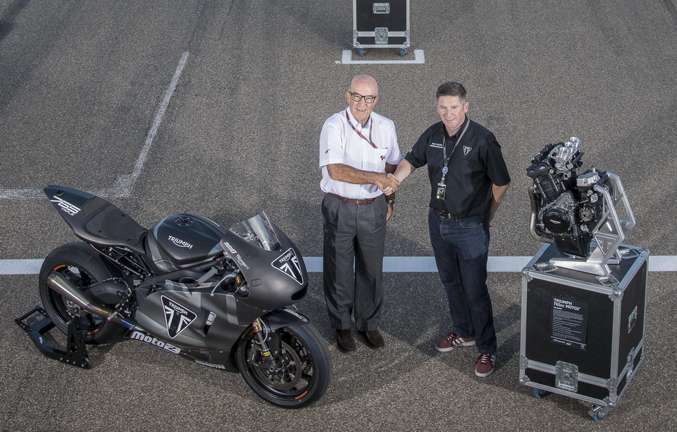 Президент Dorna Sports Кармело Эспелета и шеф производства Triumph Стив Сержант Президент Dorna Sports Кармело Эспелета и шеф производства Triumph Стив Сержант