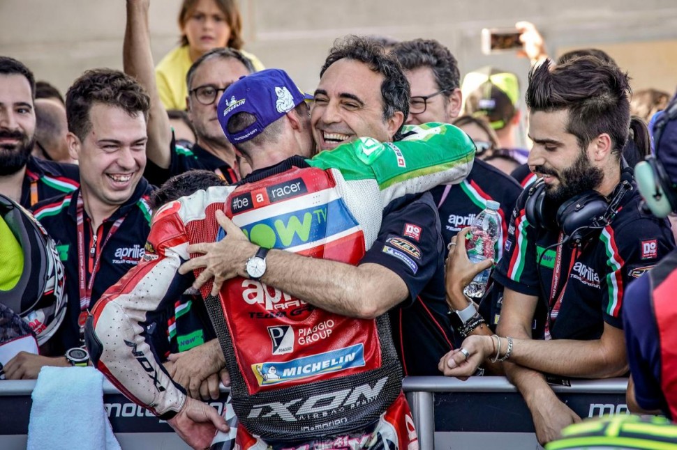 Когда Эспаргаро вернулся в гараж Aprilia, его встречали, будто он выиграл гонку Когда Эспаргаро вернулся в гараж Aprilia, его встречали, будто он выиграл гонку