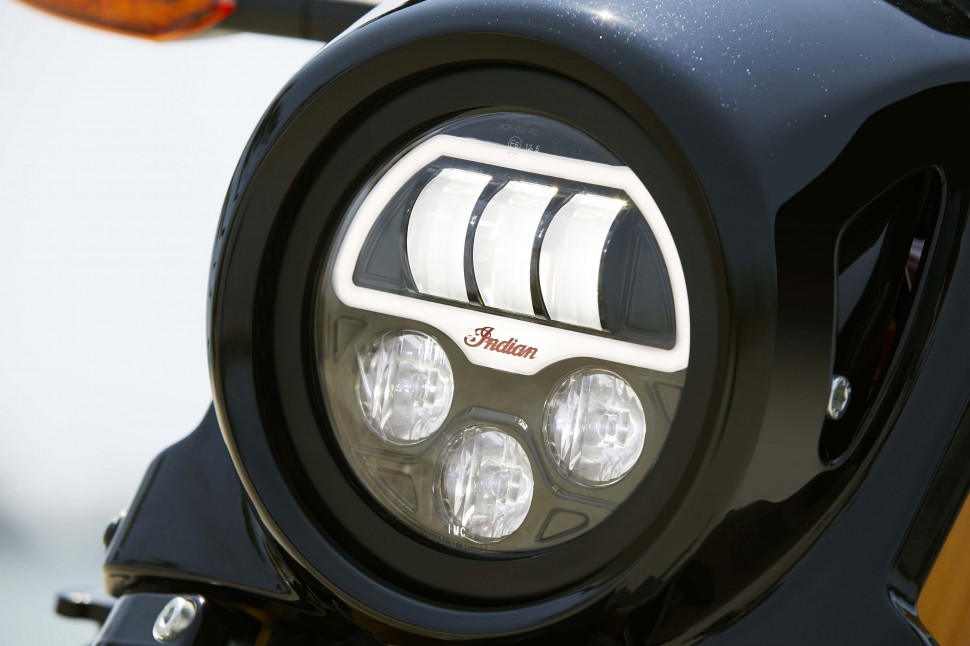 Indian FTR1200S Street Tracker оснащен компактной, но яркой светодиодной оптикой Indian FTR1200S Street Tracker оснащен компактной, но яркой светодиодной оптикой