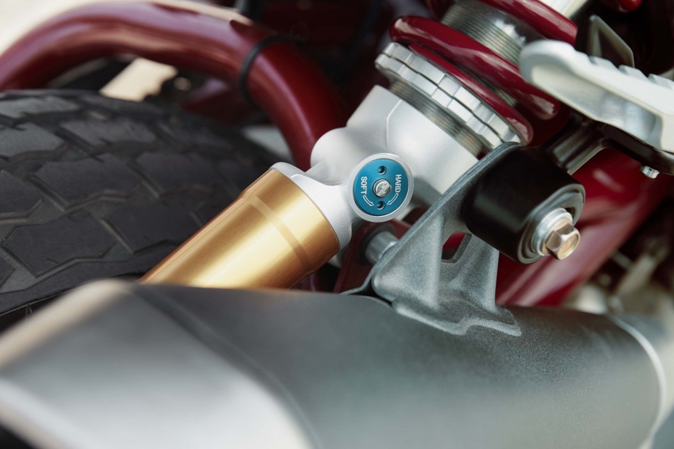 В версии Indian FTR1200 S мотоцикл оснащается регулируемыми подвесками В версии Indian FTR1200 S мотоцикл оснащается регулируемыми подвесками