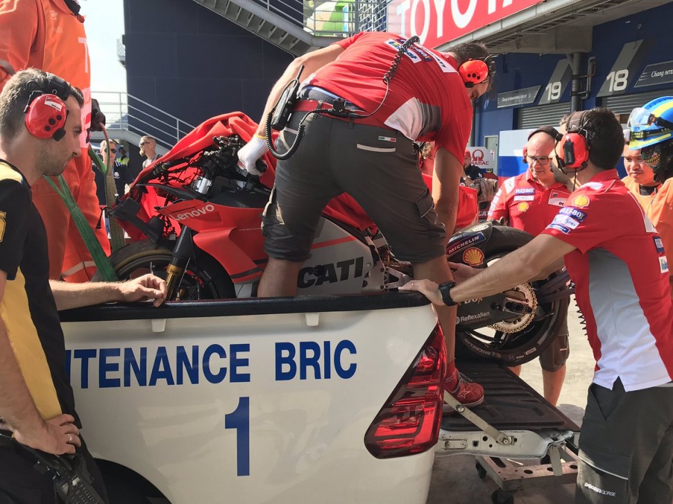 Мотоцикл Лоренцо доставлен обратно в гараж Ducati Мотоцикл Лоренцо доставлен обратно в гараж Ducati