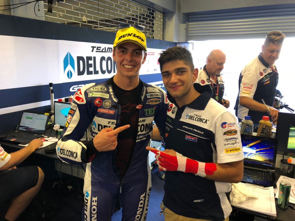 Счастливые напарники по Gresini Moto3 - Фабио Ди Джианантонио и лидер чемпионата Хорхе Мартин после финиша Гран-При Таиланда Счастливые напарники по Gresini Moto3 - Фабио Ди Джианантонио и лидер чемпионата Хорхе Мартин после финиша Гран-При Таиланда