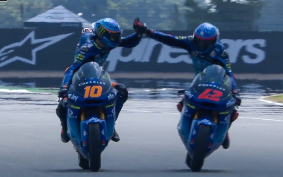 Напарники по Sky Racing Team VR46 встретились на подиуме в Таиланде Напарники по Sky Racing Team VR46 встретились на подиуме в Таиланде
