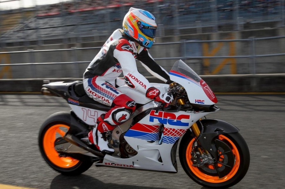Фернандо Алонсо выезжает с пит-лейна на Honda RC213V в рамках Honda Thanks Days 2017, Twin Ring Motegi Фернандо Алонсо выезжает с пит-лейна на Honda RC213V в рамках Honda Thanks Days 2017, Twin Ring Motegi