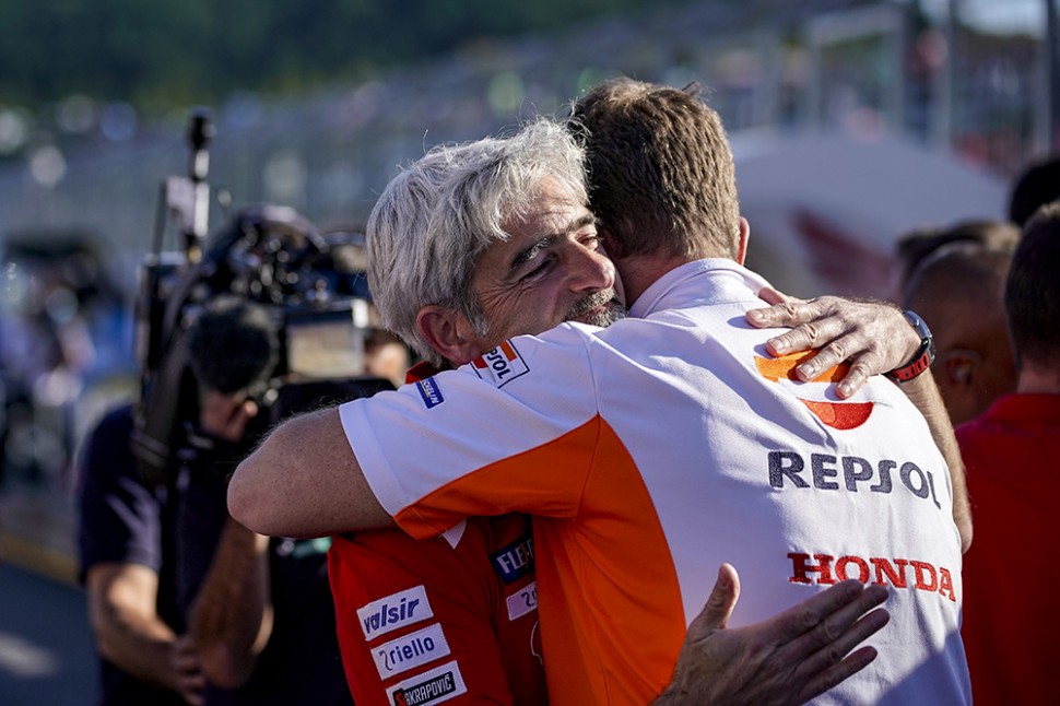 Босс Ducati Corse поздравляет директора Repsol Honda с победой в чемпионате Босс Ducati Corse поздравляет директора Repsol Honda с победой в чемпионате