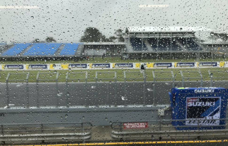 Вид на пит-лейн Phillip Island Circuit перед стартом квалификаций Гран-При Австралии Вид на пит-лейн Phillip Island Circuit перед стартом квалификаций Гран-При Австралии