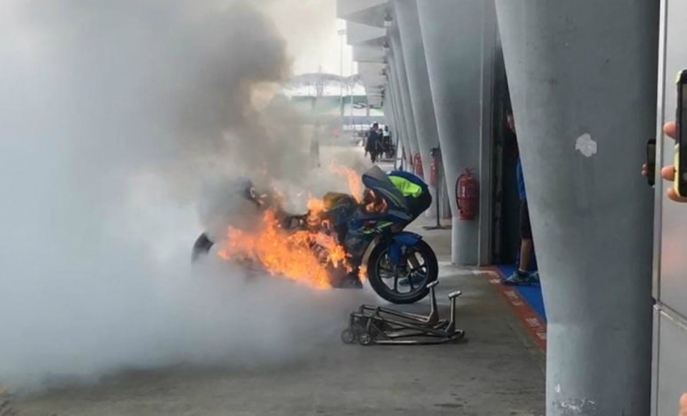 Suzuki GSX-RR Алекса Ринса полностью сгорел на пит-лейне Sepang International Circuit в четверг вечером Suzuki GSX-RR Алекса Ринса полностью сгорел на пит-лейне Sepang International Circuit в четверг вечером