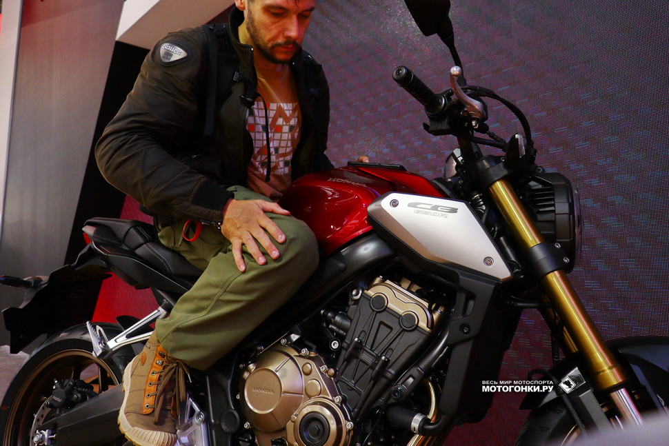 Honda CB650R (2019) - много места для коленей, которые очень удобно ложатся на бак, из любого положения Honda CB650R (2019) - много места для коленей, которые очень удобно ложатся на бак, из любого положения