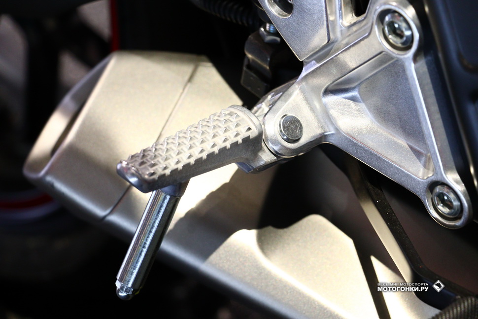 Honda CB650R и CBR650R (2019) - спортивные подножки из алюминия Honda CB650R и CBR650R (2019) - спортивные подножки из алюминия