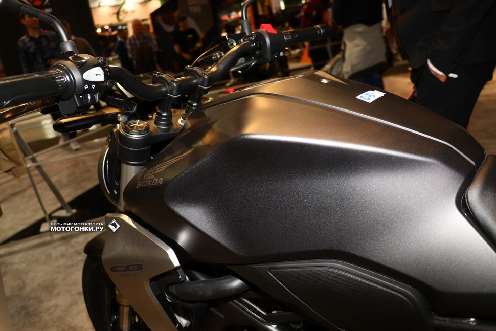 Форма бензобака Honda CB650R (2019) - бесшовный дизайн, суперзацепистая поверхность и комфортные ниши для коленей Форма бензобака Honda CB650R (2019) - бесшовный дизайн, суперзацепистая поверхность и комфортные ниши для коленей