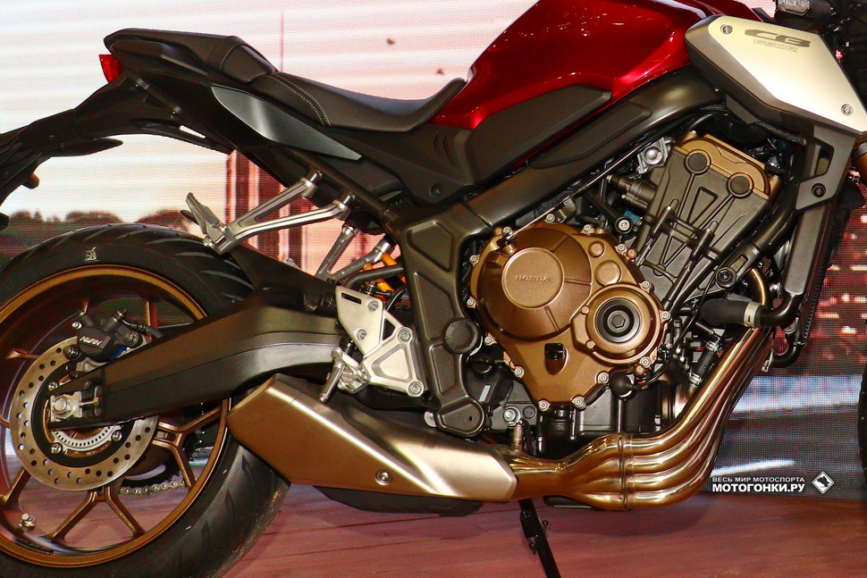 Двигатель и рама CB650R/CBR650R остались - внешне - почти без изменений, но на самом деле подверглись тотальному редизайну Двигатель и рама CB650R/CBR650R остались - внешне - почти без изменений, но на самом деле подверглись тотальному редизайну