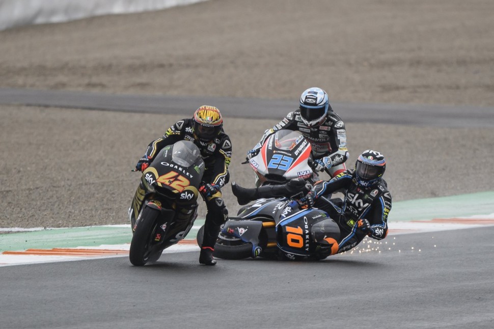 Гонка за Гран-При Валенсии в классе Moto3 началась с хаоса в рядах Sky Racing Team VR46 Гонка за Гран-При Валенсии в классе Moto3 началась с хаоса в рядах Sky Racing Team VR46