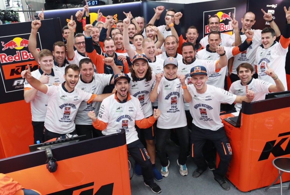 Чан Анжу (в центре) выиграл Гран-При Валенсии в классе Moto3 Чан Анжу (в центре) выиграл Гран-При Валенсии в классе Moto3