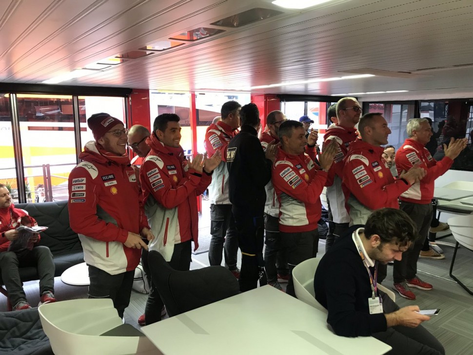 Инженеры Ducati Corse пришли попрощаться с Лоренцо на пресс-конференцию Инженеры Ducati Corse пришли попрощаться с Лоренцо на пресс-конференцию