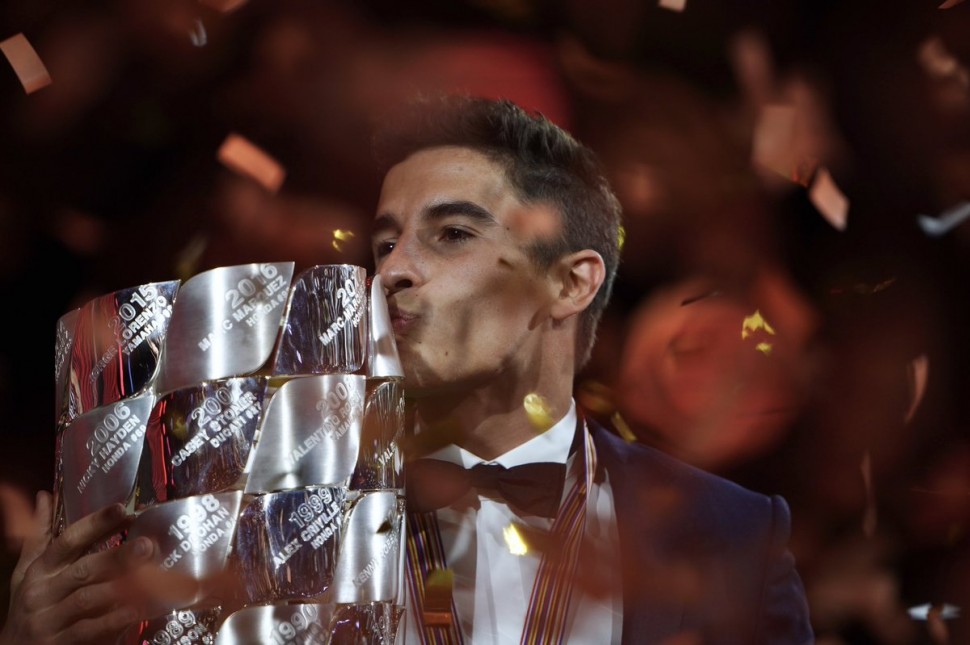 Марк Маркес, 5-кратный чемпион MotoGP целует Башню Чемпионов на церемонии FIM MotoGP Awards 2018 Марк Маркес, 5-кратный чемпион MotoGP целует Башню Чемпионов на церемонии FIM MotoGP Awards 2018