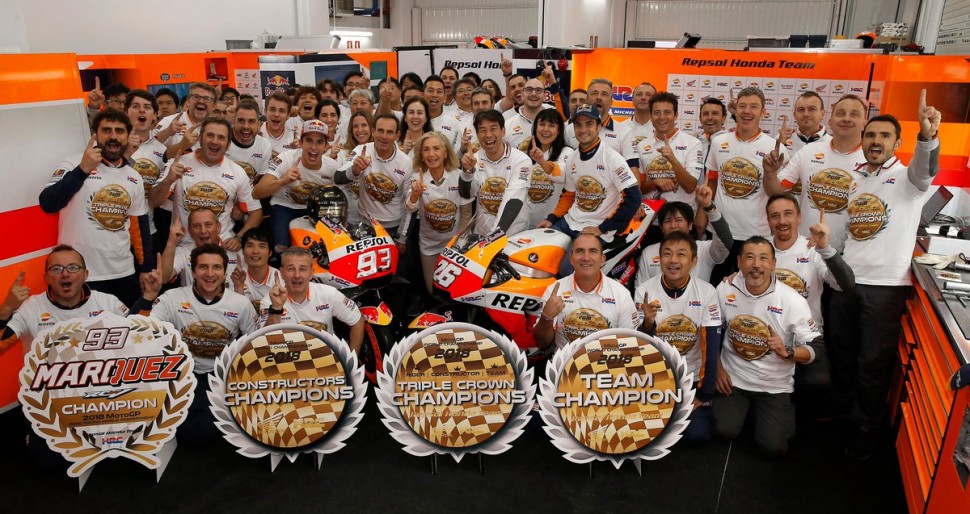 Honda Racing празднует Тройную Корону в MotoGP Honda Racing празднует Тройную Корону в MotoGP