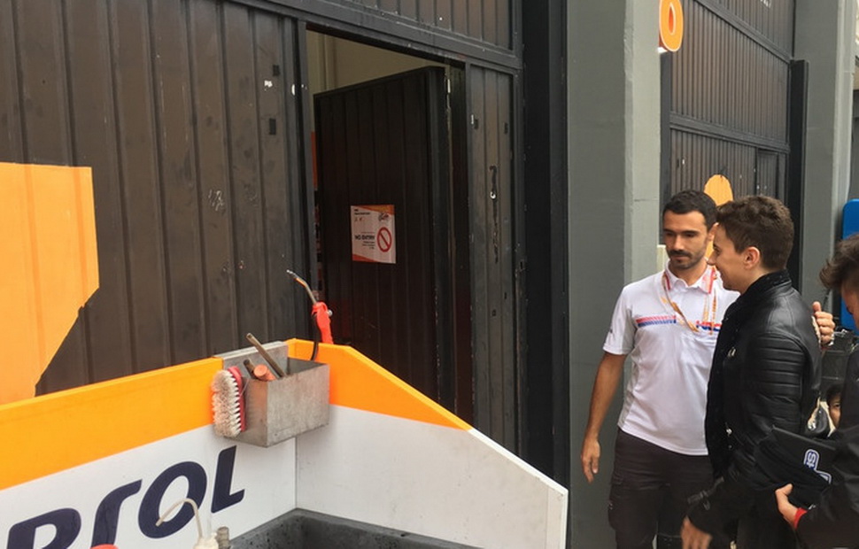 Хорхе Лоренцо пустили в святая святых - гараж Repsol Honda. Теперь это его рабочее место на следующие 2 года Хорхе Лоренцо пустили в святая святых - гараж Repsol Honda. Теперь это его рабочее место на следующие 2 года