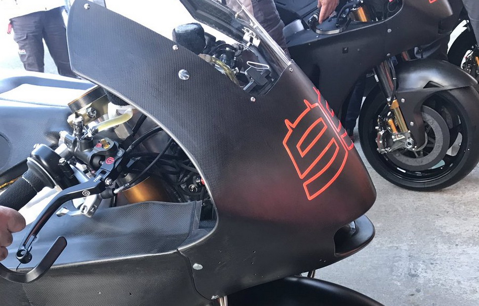 Honda RC213V Хорхе Лоренцо - с дублером заднего тормоза за правом клип-оне Honda RC213V Хорхе Лоренцо - с дублером заднего тормоза за правом клип-оне