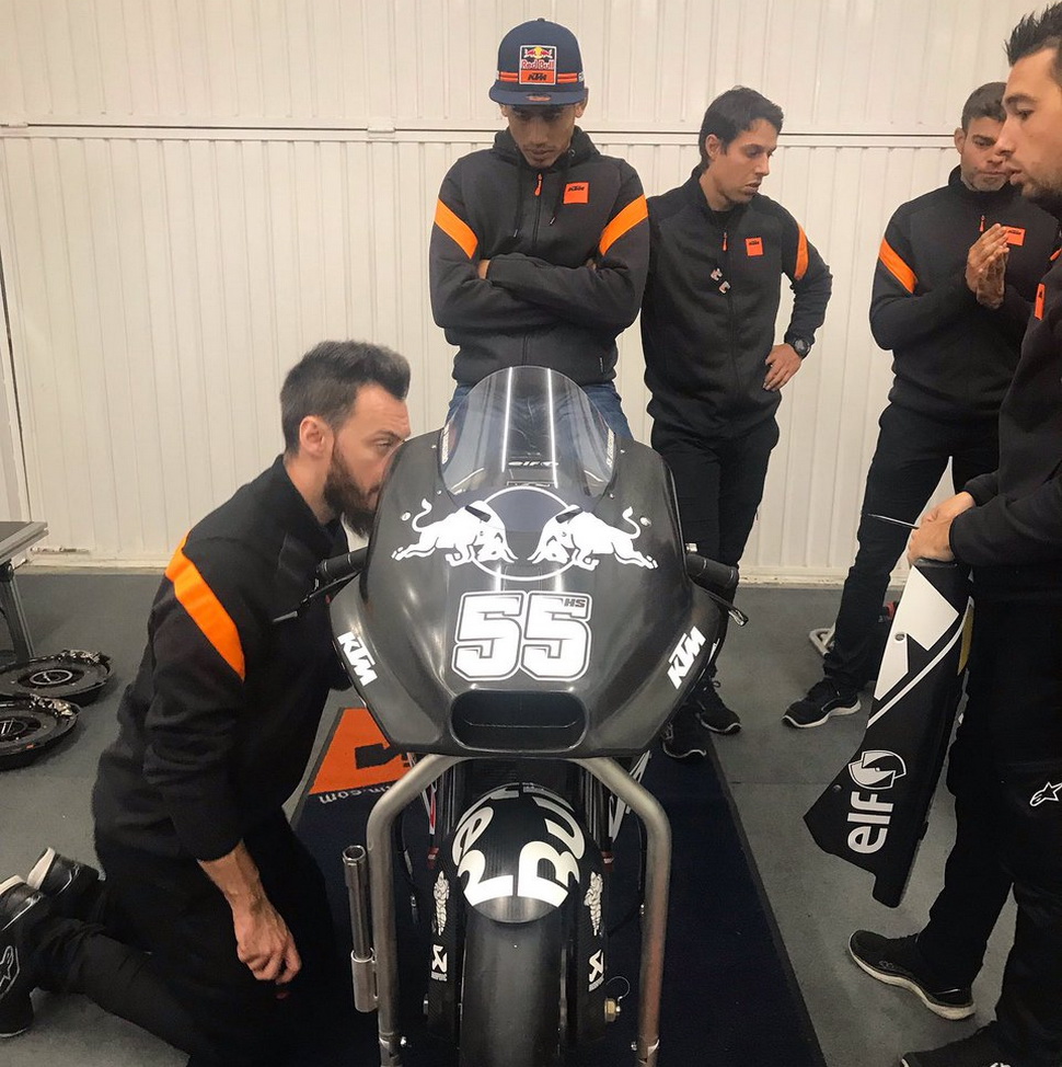 Хафиж Сярин готовится к первому выходу на трек на KTM RC16 команды Tech 3 Racing Хафиж Сярин готовится к первому выходу на трек на KTM RC16 команды Tech 3 Racing