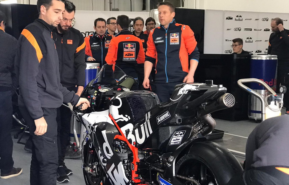 Гаражи Tech 3 и KTM Factory Racing - стена к стене в Валенсии: инженеры KTM перетекают из гаража в гараж Гаражи Tech 3 и KTM Factory Racing - стена к стене в Валенсии: инженеры KTM перетекают из гаража в гараж