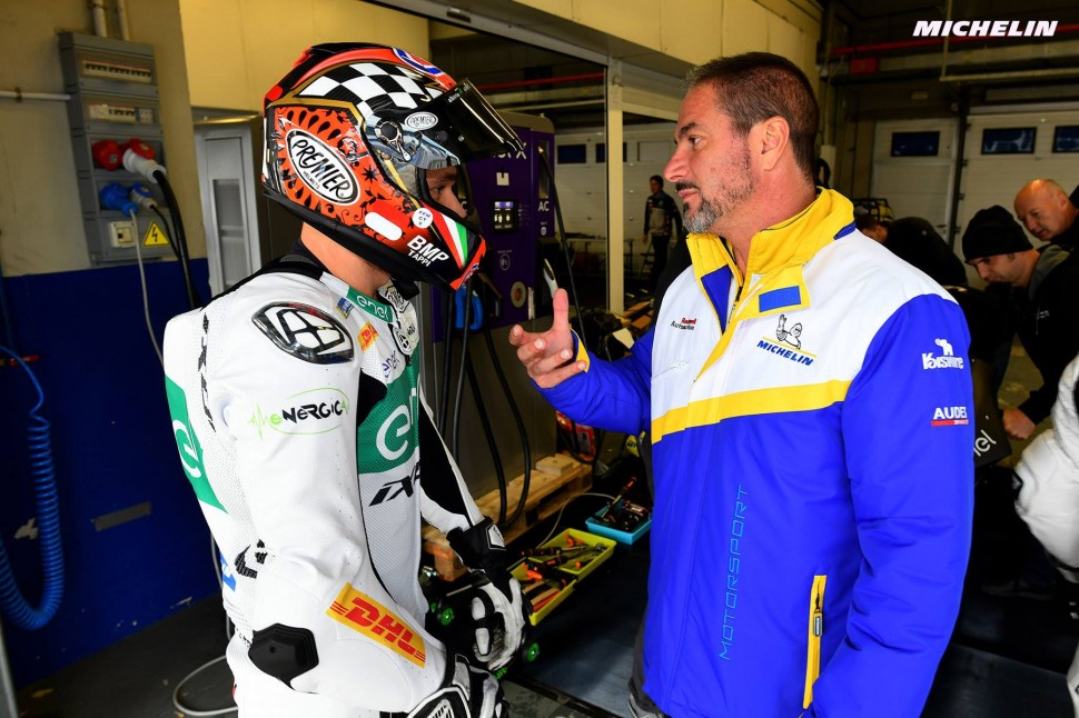 Пьерро Тарамасо из Michelin Motorsport что-то объясняет Никколо Канепе Пьерро Тарамасо из Michelin Motorsport что-то объясняет Никколо Канепе
