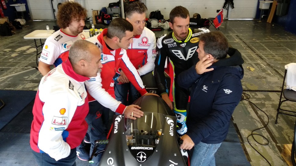 Pramac Racing выставила команду из двух человек: напарником Де Анжелиса будет австралиец Джош Хук Pramac Racing выставила команду из двух человек: напарником Де Анжелиса будет австралиец Джош Хук