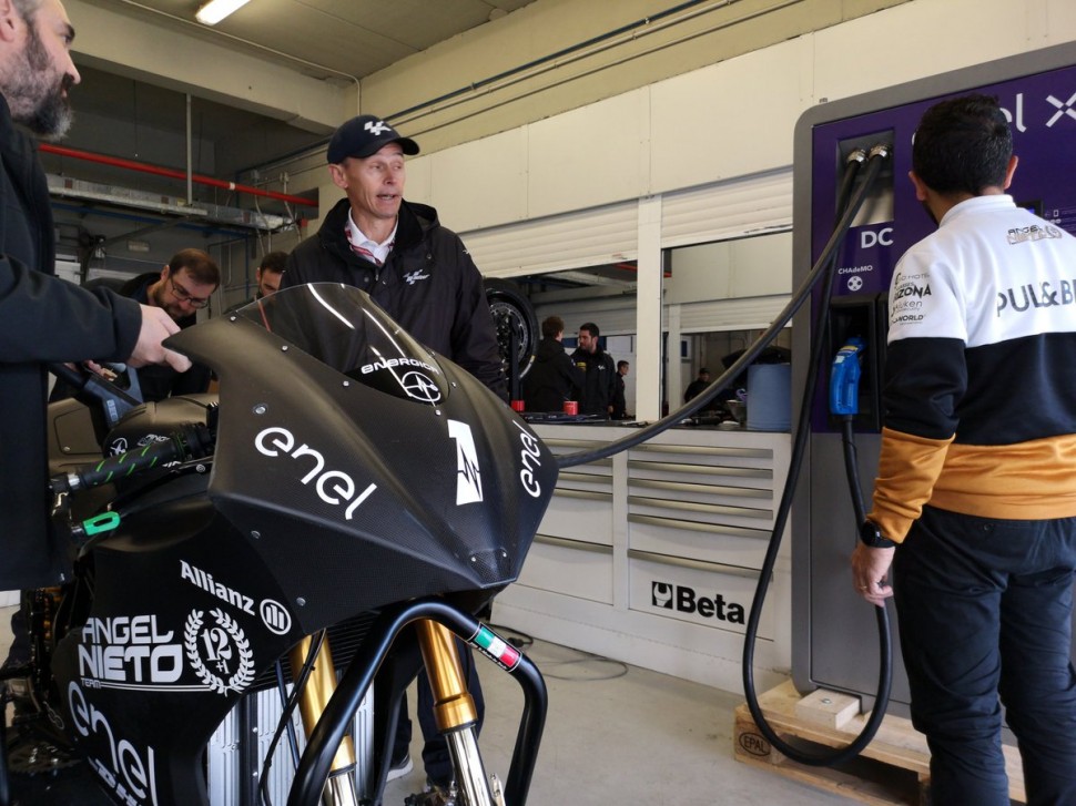 Директор Кубка мира по MotoE обсуждает нюансы зарядки с представителем команды Директор Кубка мира по MotoE обсуждает нюансы зарядки с представителем команды