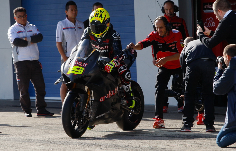 Альваро Баутиста покидает пит-лейн на Ducati V4 R Альваро Баутиста покидает пит-лейн на Ducati V4 R