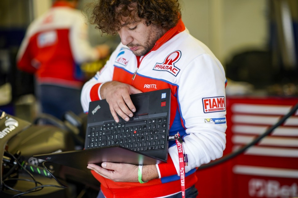 Инженер Pramac Racing настраивает Energica EGO Corsa - все с помощью компьютера Инженер Pramac Racing настраивает Energica EGO Corsa - все с помощью компьютера