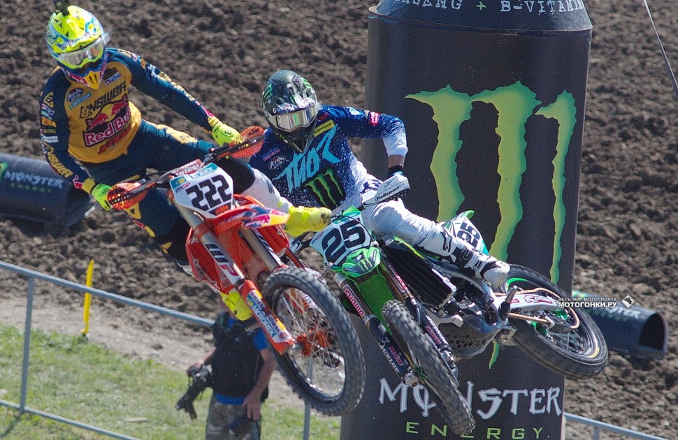 Клеман Десалле обходит Антонио Кайроли на этапе MXGP в Орленке после старта Клеман Десалле обходит Антонио Кайроли на этапе MXGP в Орленке после старта