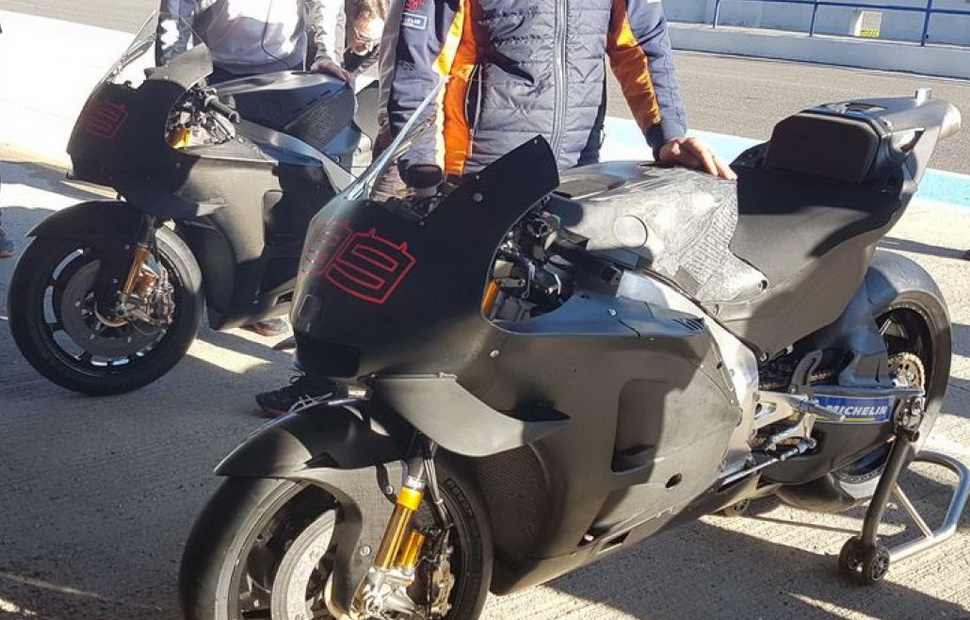 Два разных Honda RC213V на тестах в Хересе для Лоренцо Два разных Honda RC213V на тестах в Хересе для Лоренцо
