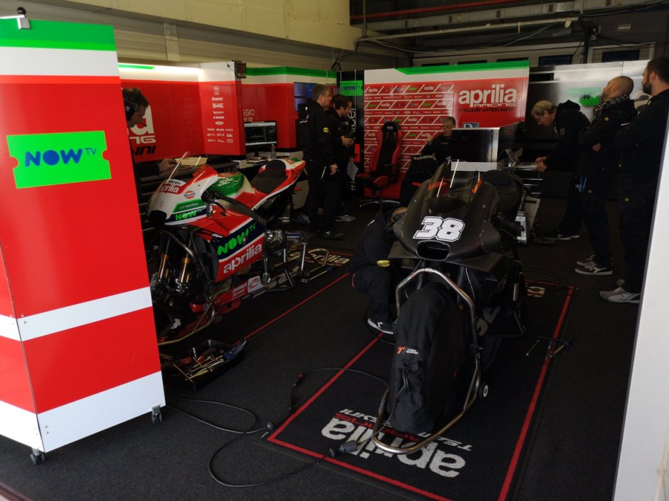 Брадли Смит вернулся в гараж Aprilia Racing как тест-пилот Брадли Смит вернулся в гараж Aprilia Racing как тест-пилот