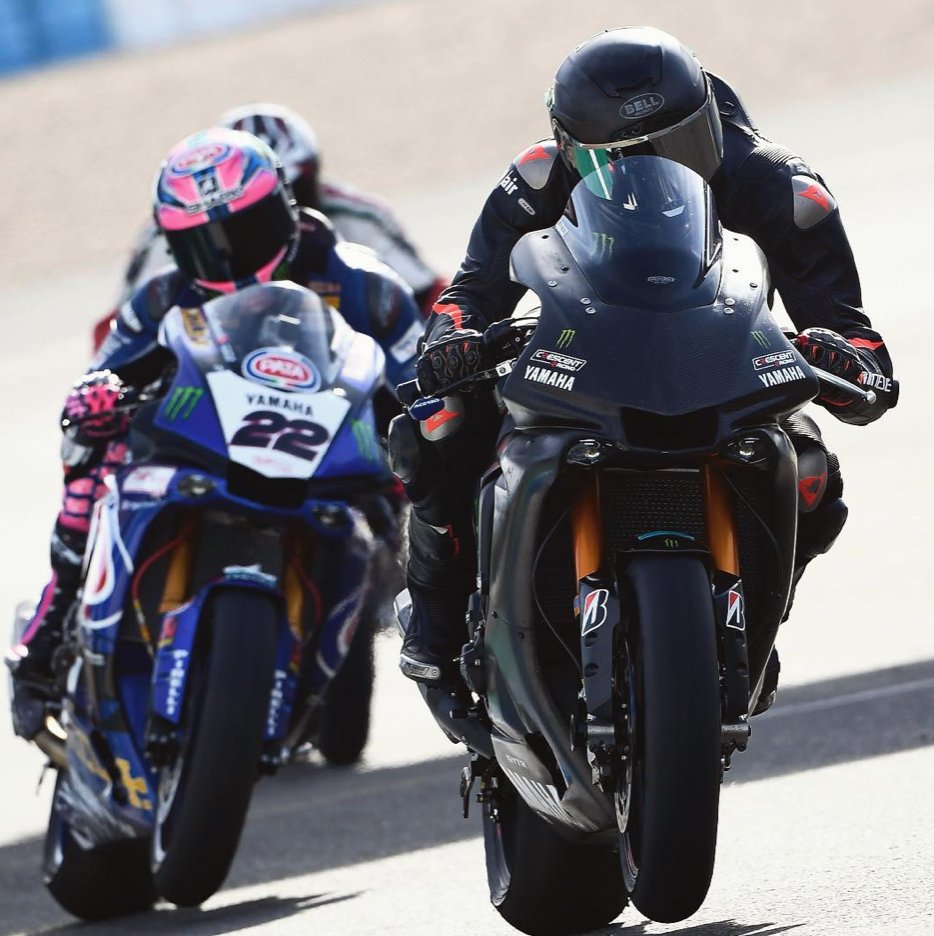 Чемпион мира Формулы-1 Льюи Хэмилтон пересел на супербайк Yamaha R1 Чемпион мира Формулы-1 Льюи Хэмилтон пересел на супербайк Yamaha R1