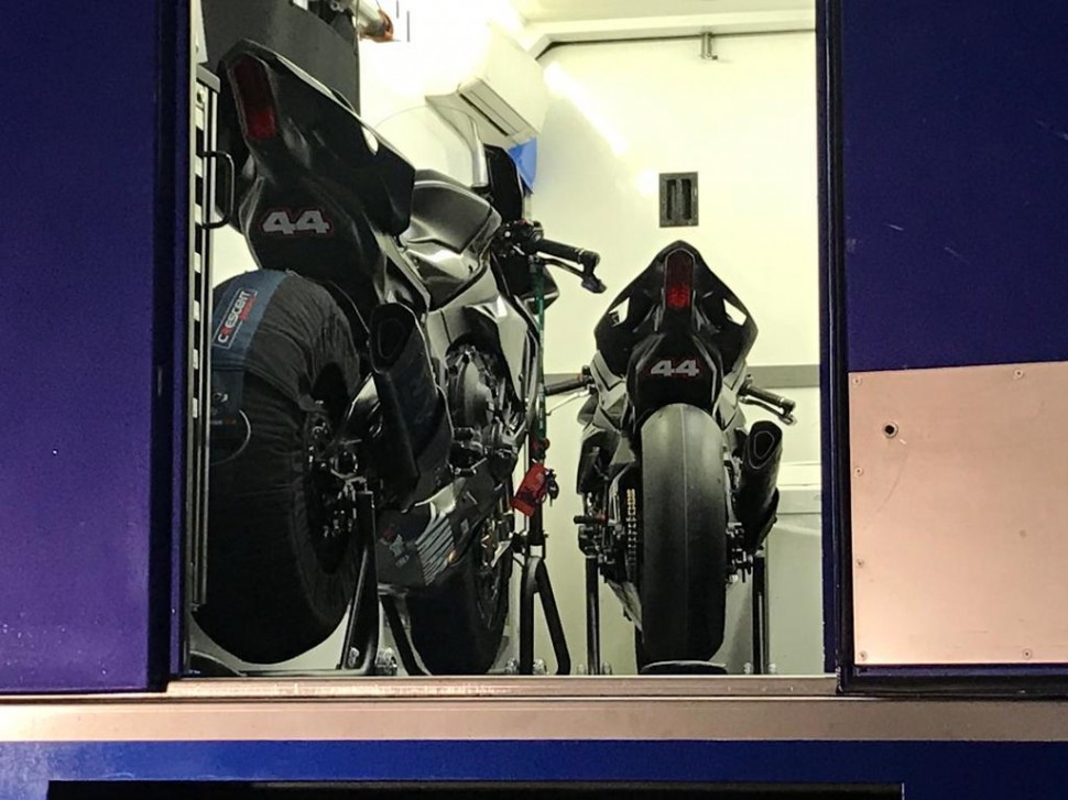 Мотоциклы в трейлере PATA Yamaha после тестов: №44 - тот самый байк Льюиса Хэмилтона Мотоциклы в трейлере PATA Yamaha после тестов: №44 - тот самый байк Льюиса Хэмилтона