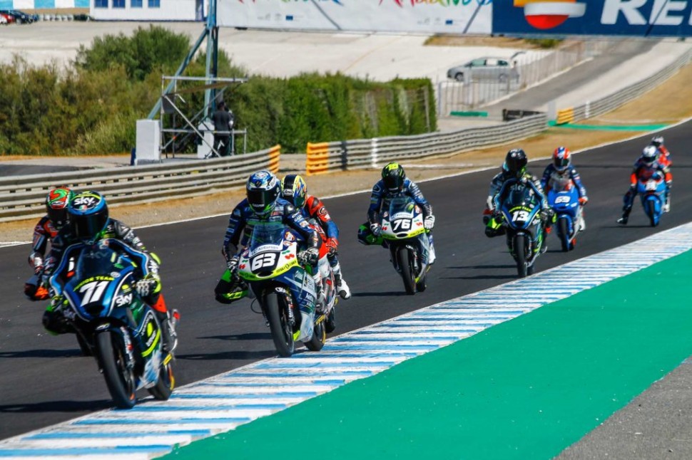 Макар Юрченко (№76) на гонке CEV Moto3 в плотной борьбе за позиции Макар Юрченко (№76) на гонке CEV Moto3 в плотной борьбе за позиции