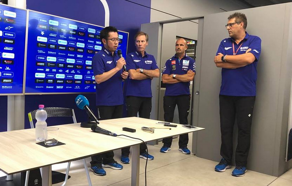 Куити Тсуя приносит извинения пилотам Yamaha Factory Racing после квалификации Гран-При Австрии Куити Тсуя приносит извинения пилотам Yamaha Factory Racing после квалификации Гран-При Австрии