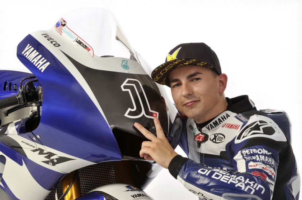 Хорхе Лоренцо оформил единичку на своем Yamaha в стиле JL (Jorge Lorenzo) Хорхе Лоренцо оформил единичку на своем Yamaha в стиле JL (Jorge Lorenzo)