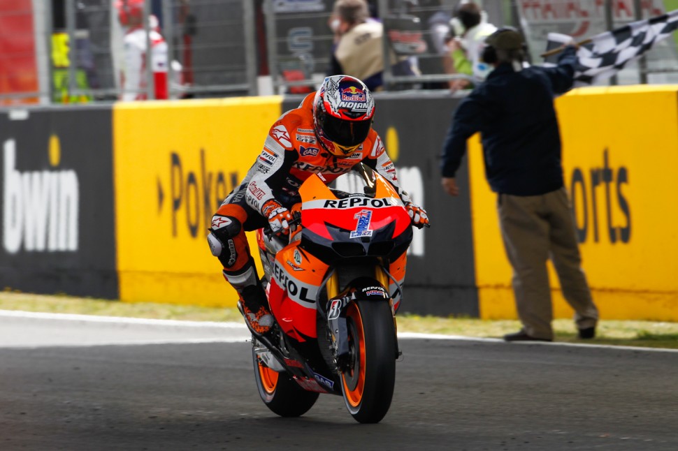 Став чемпионом в 2011 году с Repsol Honda, Кейси Стоунер снова вывел на старт Honda RCV с 1 на борту Став чемпионом в 2011 году с Repsol Honda, Кейси Стоунер снова вывел на старт Honda RCV с 1 на борту