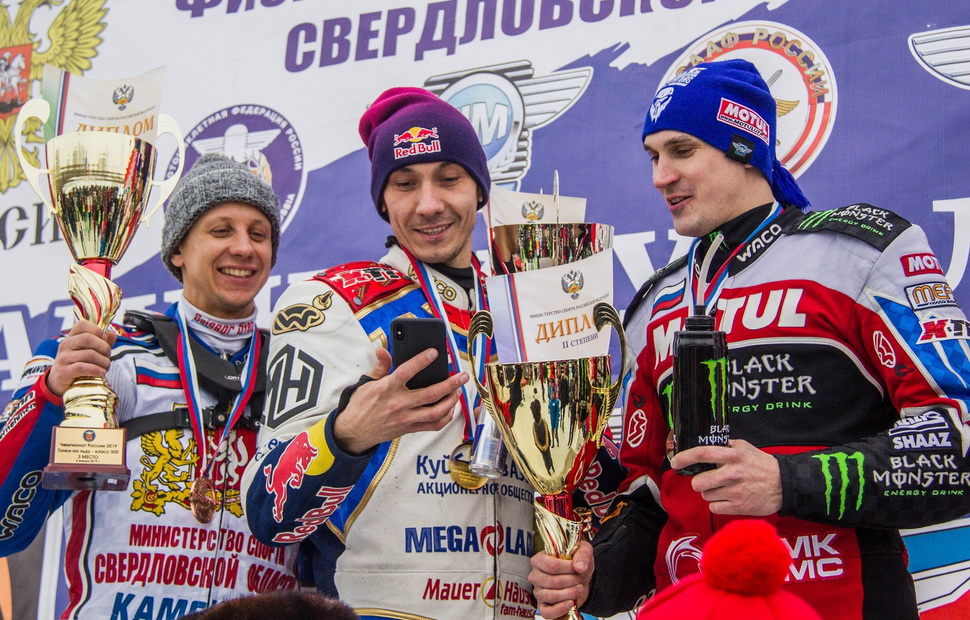 Тройка призеров Чемпионат России по мотогонкам на льду 2018-19: Хомицевич, Иванов, Колтаков Тройка призеров Чемпионат России по мотогонкам на льду 2018-19: Хомицевич, Иванов, Колтаков